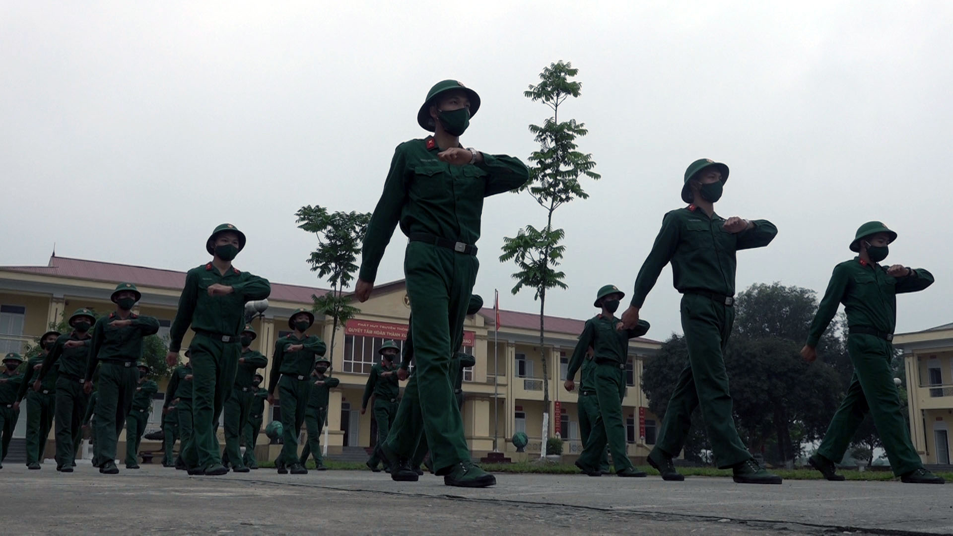 Giữ đúng khoảng cách người cách người 2 mét, hàng cách hàng 2 mét.